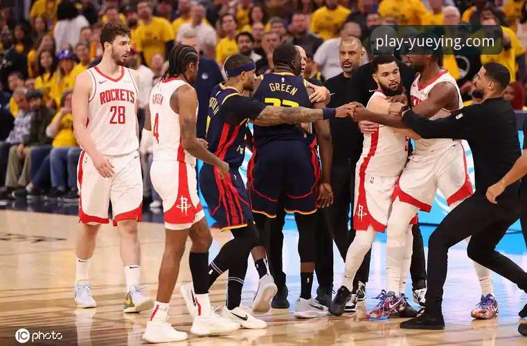 关键球处理与团队韧性：勇士险胜火箭的战术博弈